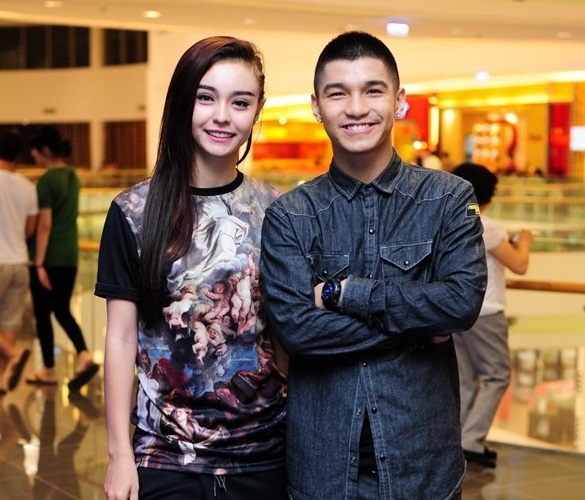 Cuong Seven ru ban gai truot nuoc tren duong pho Ha Noi hinh anh