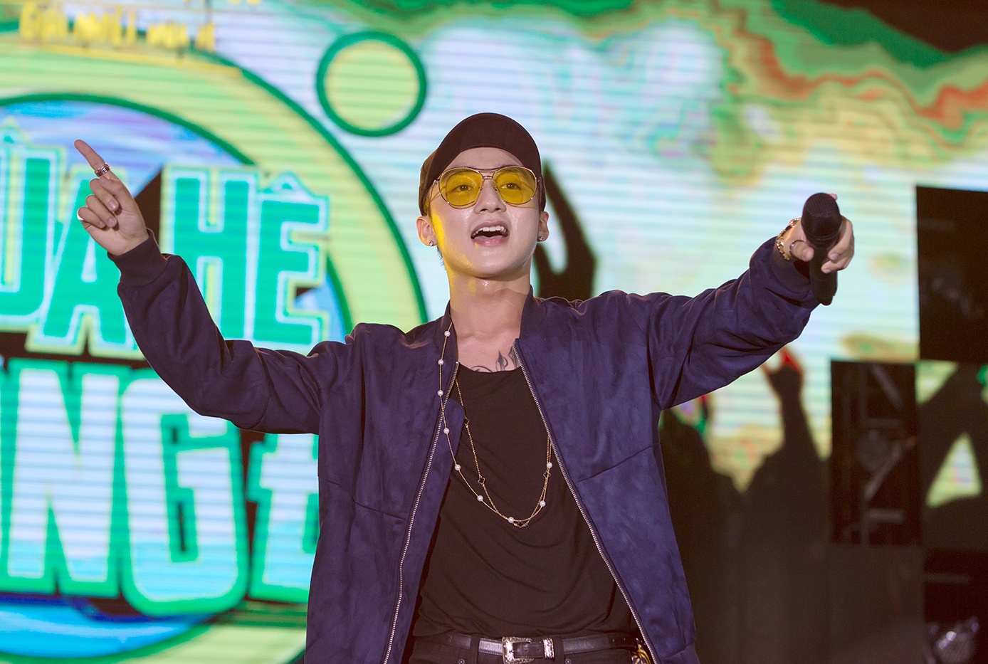 Son Tung M-TP mang loat hit khuay dong san khau Can Tho hinh anh