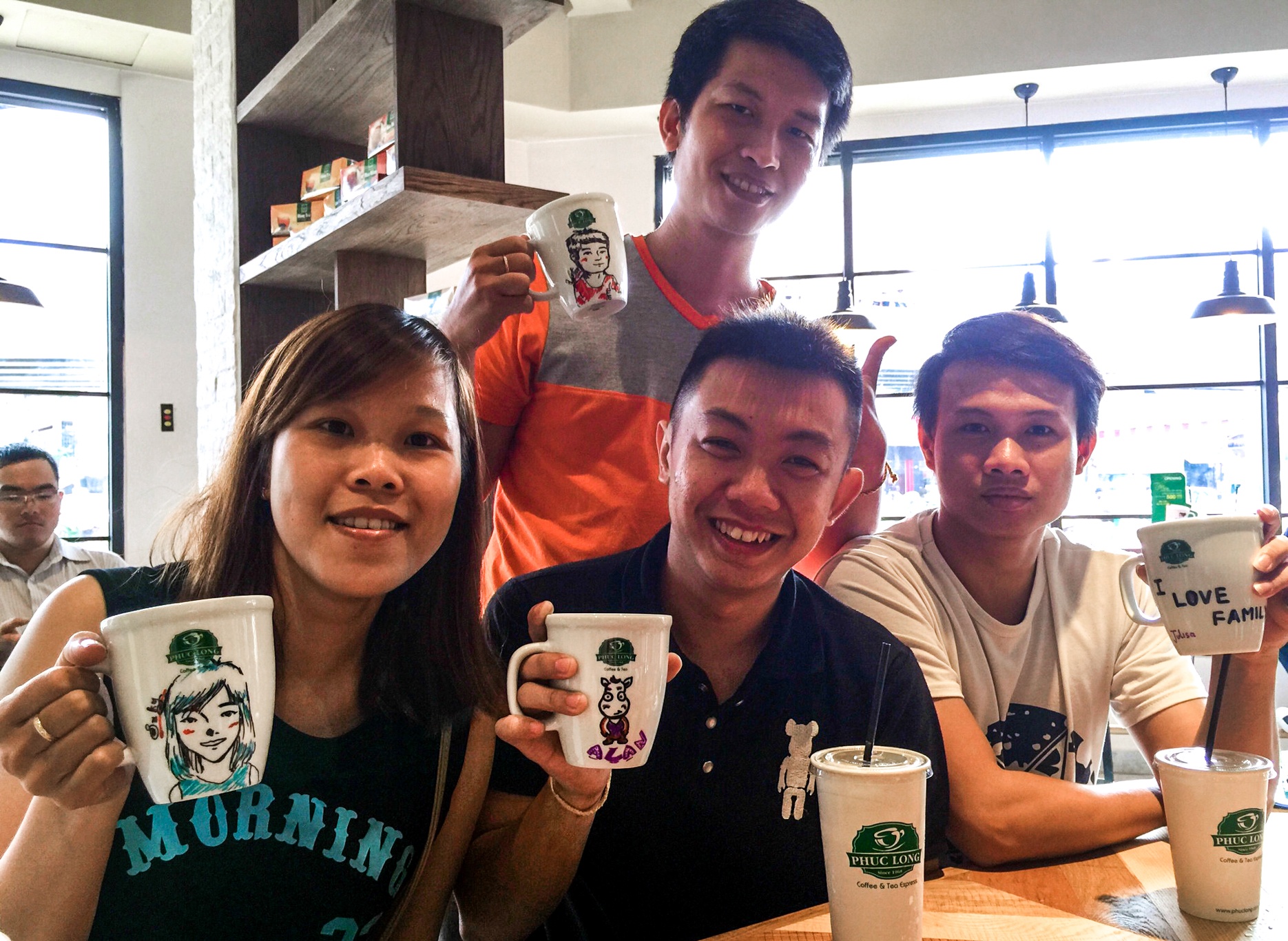 Phuc Long tang ly su ve tay cho khach den du khai truong hinh anh