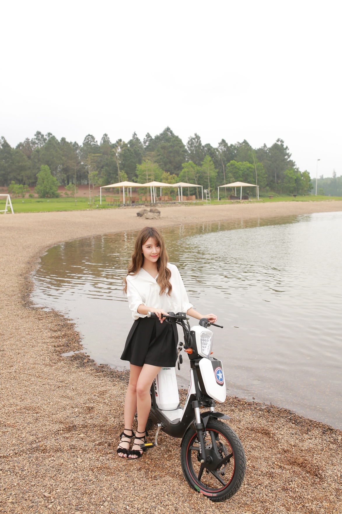 Quỳnh Anh Shyn rạng rỡ bên xe điện HKbike ảnh 1 Quynh Anh Shyn rang ro ben xe dien HKbike anh 1