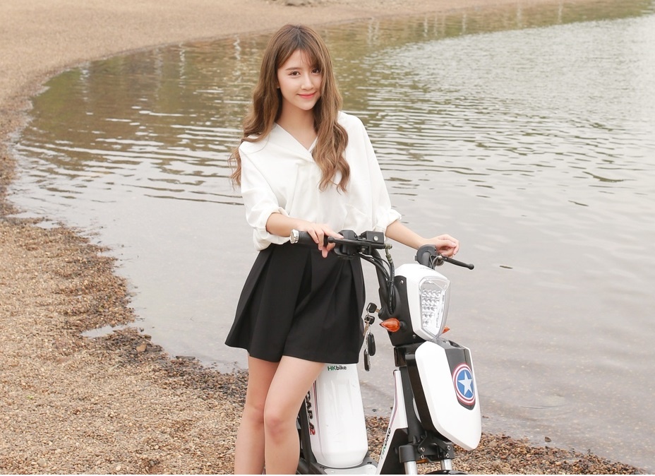 Quynh Anh Shyn rang ro ben mau xe dien ca tinh hinh anh