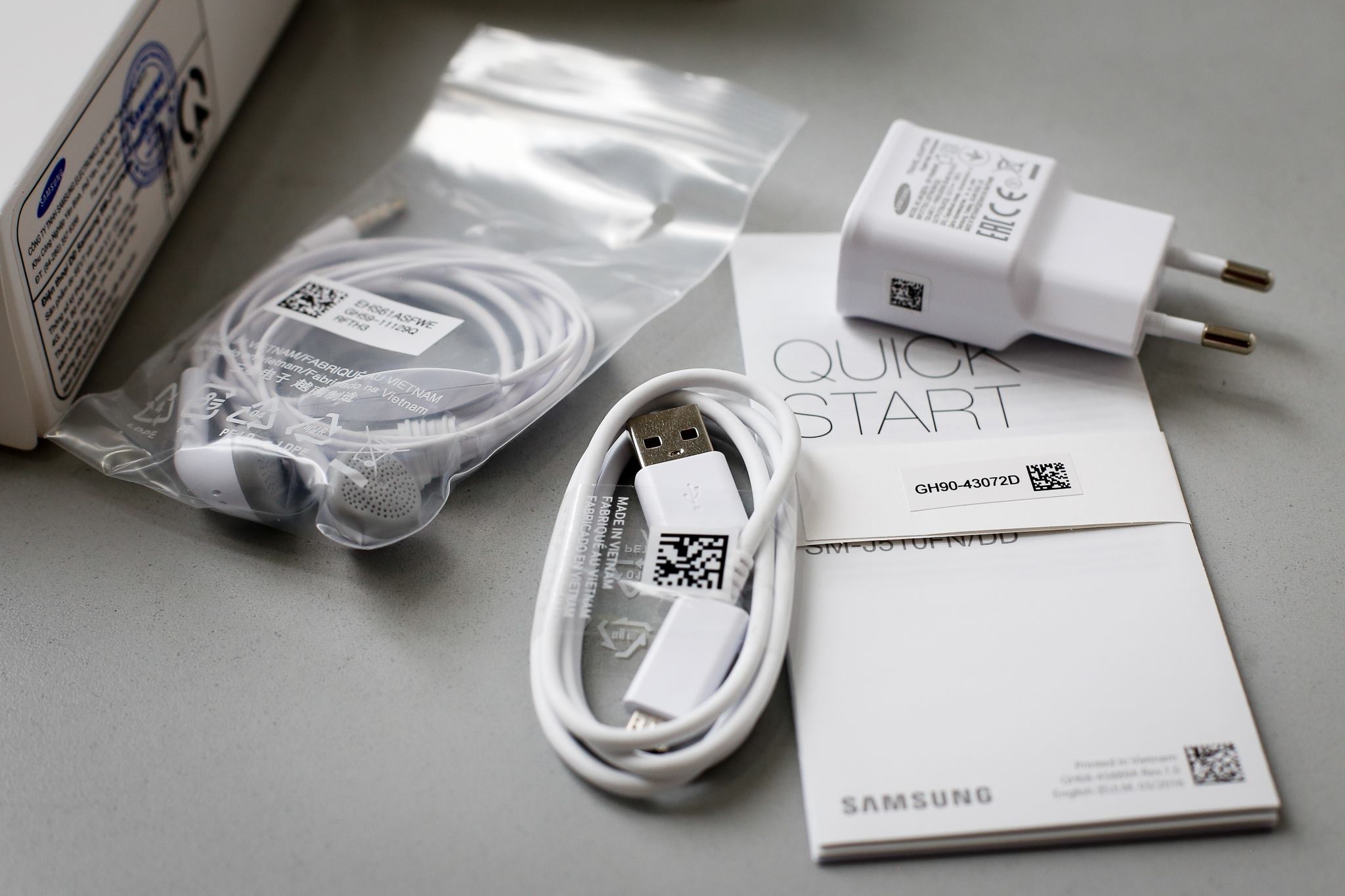 mở hộp điện thoại Samsung J5 và J6 phiên bản 2016 ảnh 2 mo hop dien thoai Samsung J5 va J6 phien ban 2016 anh 2