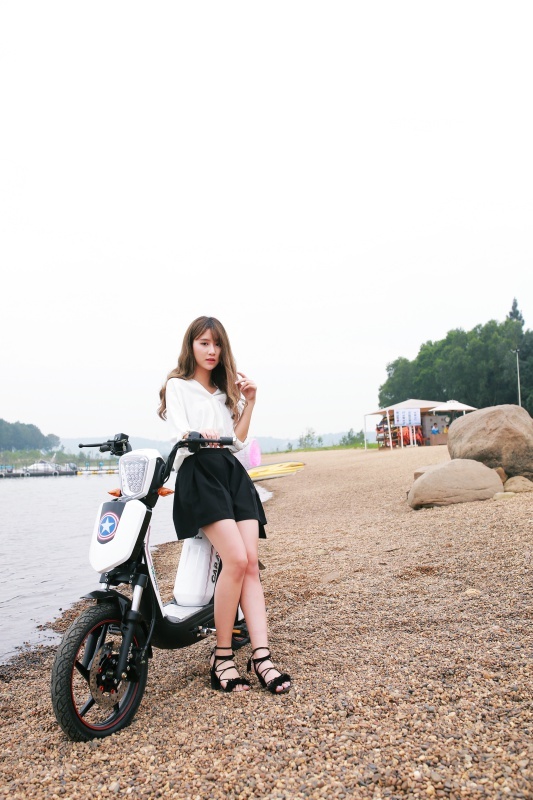 Quỳnh Anh Shyn rạng rỡ bên xe điện HKbike ảnh 2 Quynh Anh Shyn rang ro ben xe dien HKbike anh 2