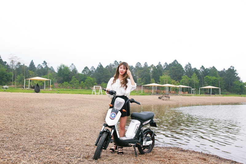 Quỳnh Anh Shyn rạng rỡ bên xe điện HKbike ảnh 3 Quynh Anh Shyn rang ro ben xe dien HKbike anh 3