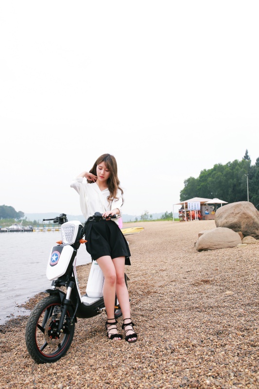 Quỳnh Anh Shyn rạng rỡ bên xe điện HKbike ảnh 4 Quynh Anh Shyn rang ro ben xe dien HKbike anh 4