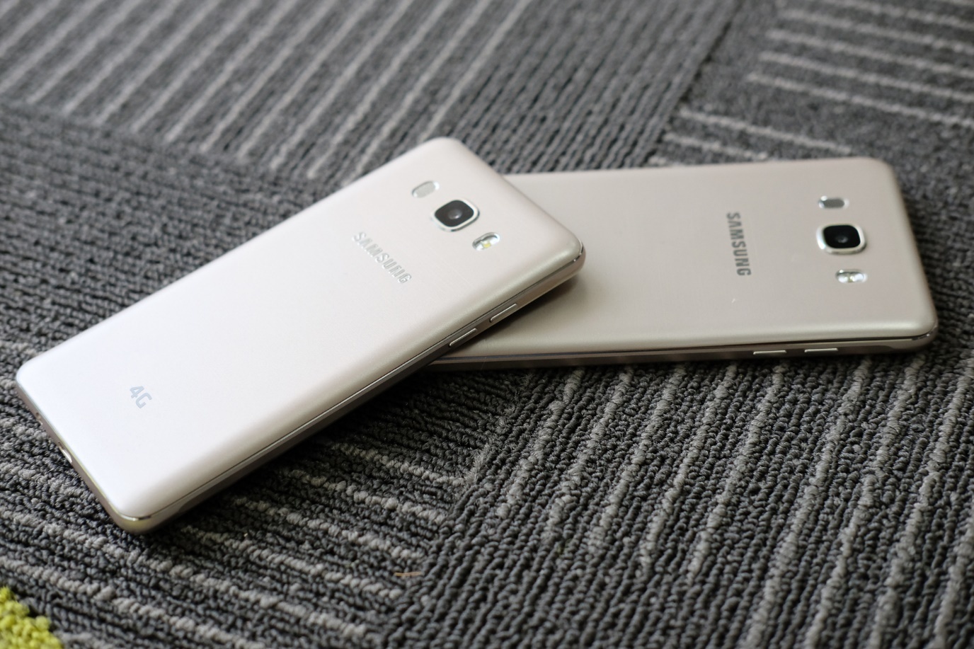 mở hộp điện thoại Samsung J5 và J6 phiên bản 2016 ảnh 5 mo hop dien thoai Samsung J5 va J6 phien ban 2016 anh 5