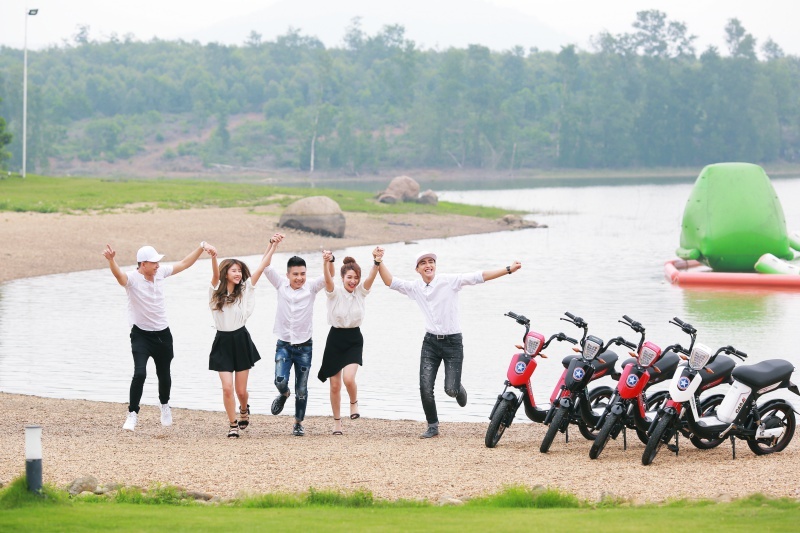 Quỳnh Anh Shyn rạng rỡ bên xe điện HKbike ảnh 6 Quynh Anh Shyn rang ro ben xe dien HKbike anh 6