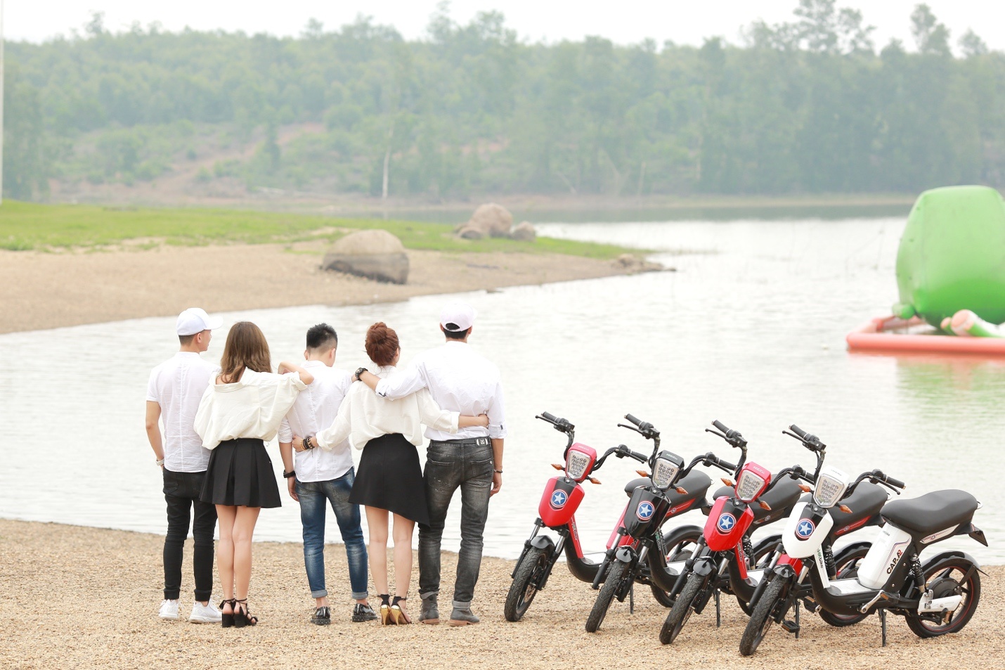 Quỳnh Anh Shyn rạng rỡ bên xe điện HKbike ảnh 7 Quynh Anh Shyn rang ro ben xe dien HKbike anh 7