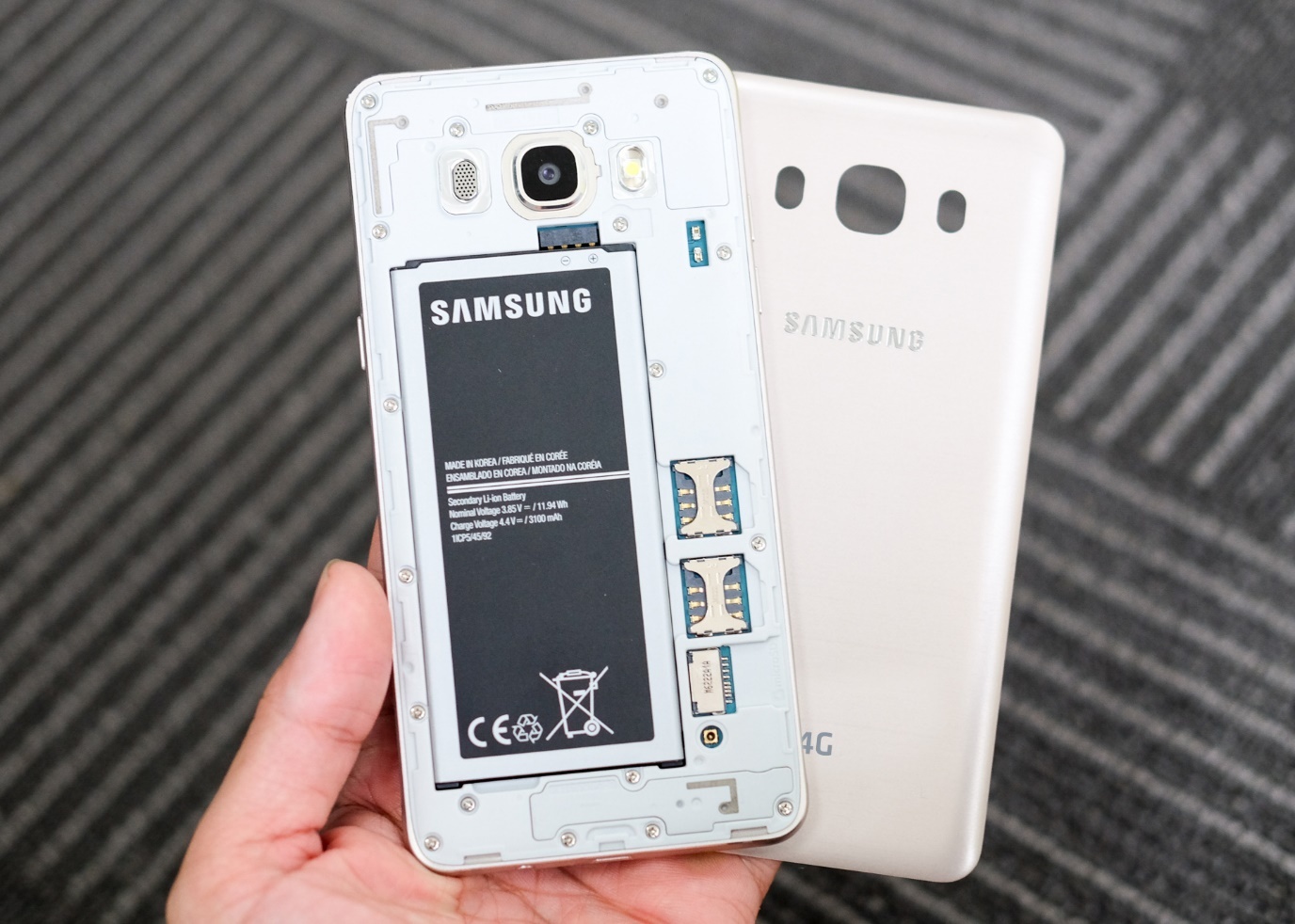 mở hộp điện thoại Samsung J5 và J6 phiên bản 2016 ảnh 14 mo hop dien thoai Samsung J5 va J6 phien ban 2016 anh 14