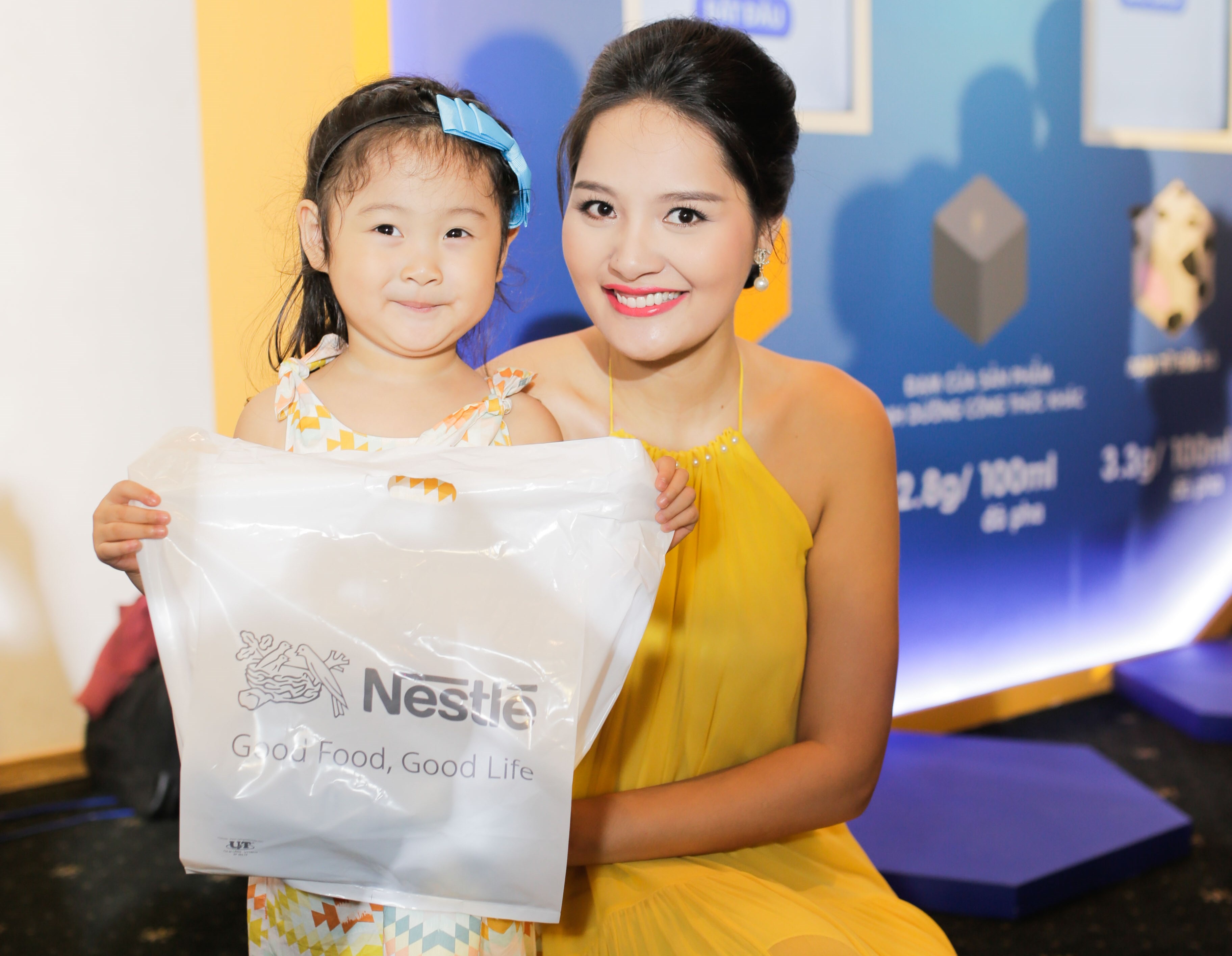 Con gai Huong Giang dan di tham du su kien hinh anh