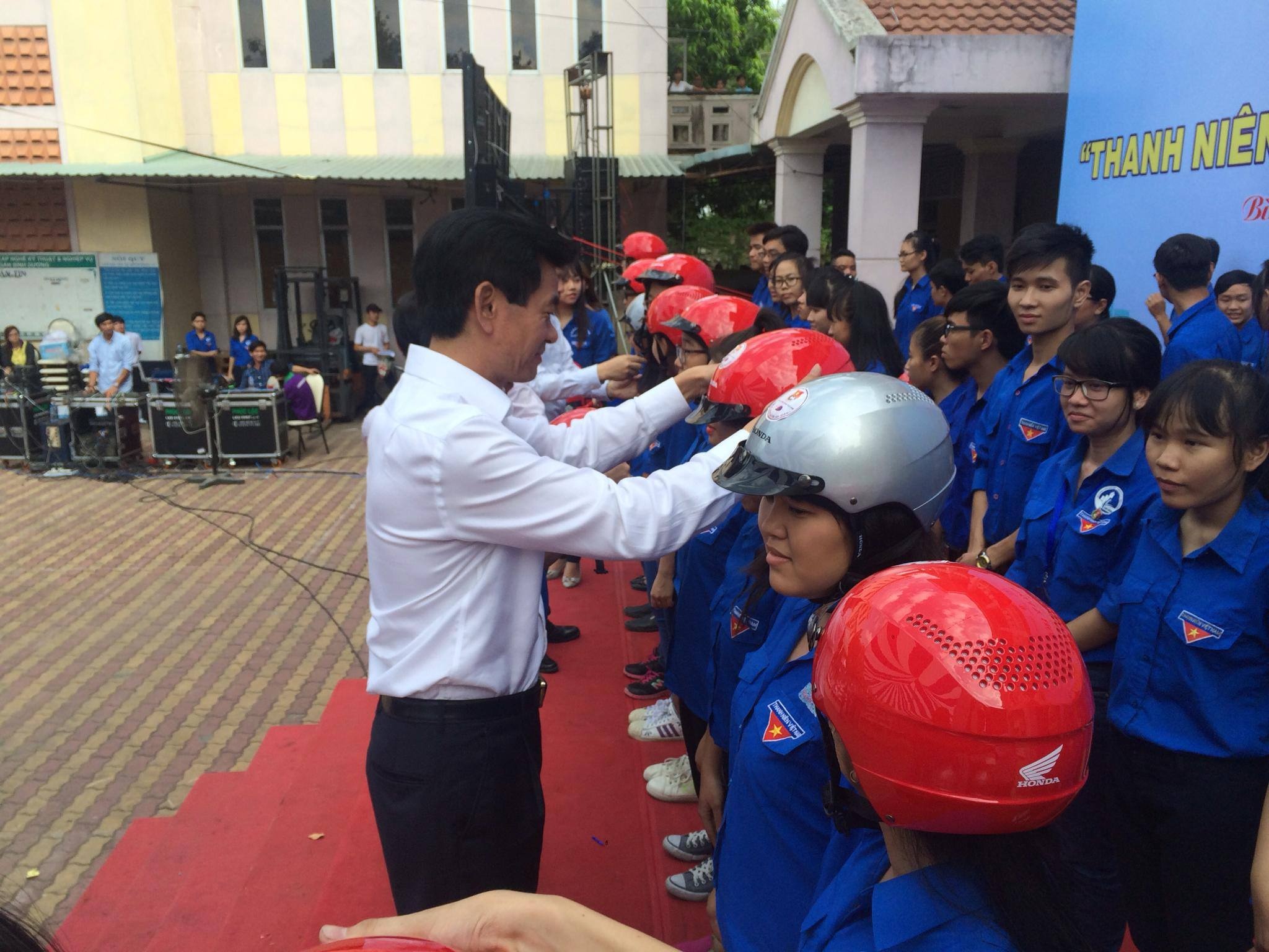 Honda VN tặng 2.000 mũ bảo hiểm cho thanh niên ảnh 2 Honda VN tang 2.000 mu bao hiem cho thanh nien anh 2