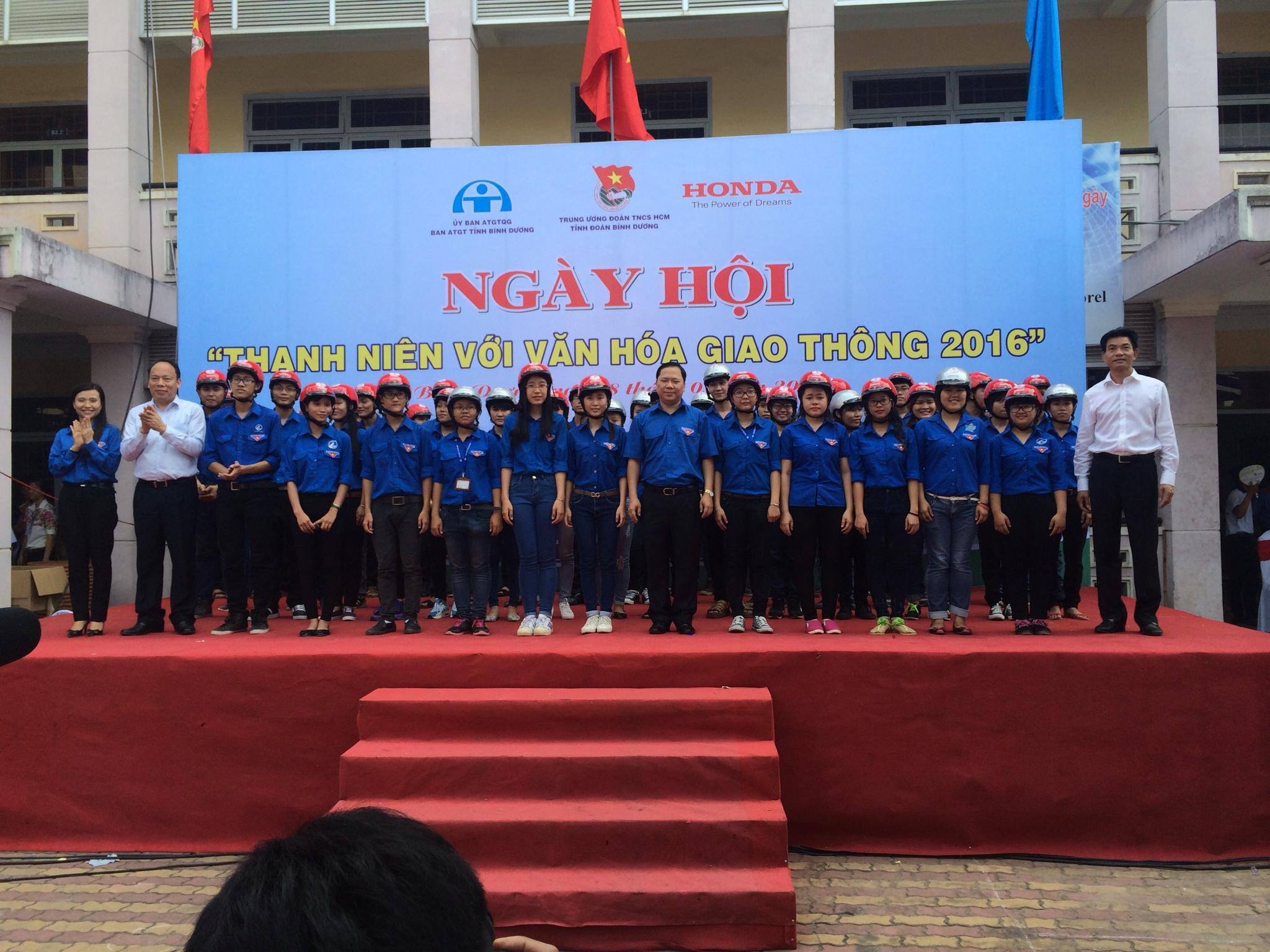 Honda VN tặng 2.000 mũ bảo hiểm cho thanh niên ảnh 3 Honda VN tang 2.000 mu bao hiem cho thanh nien anh 3