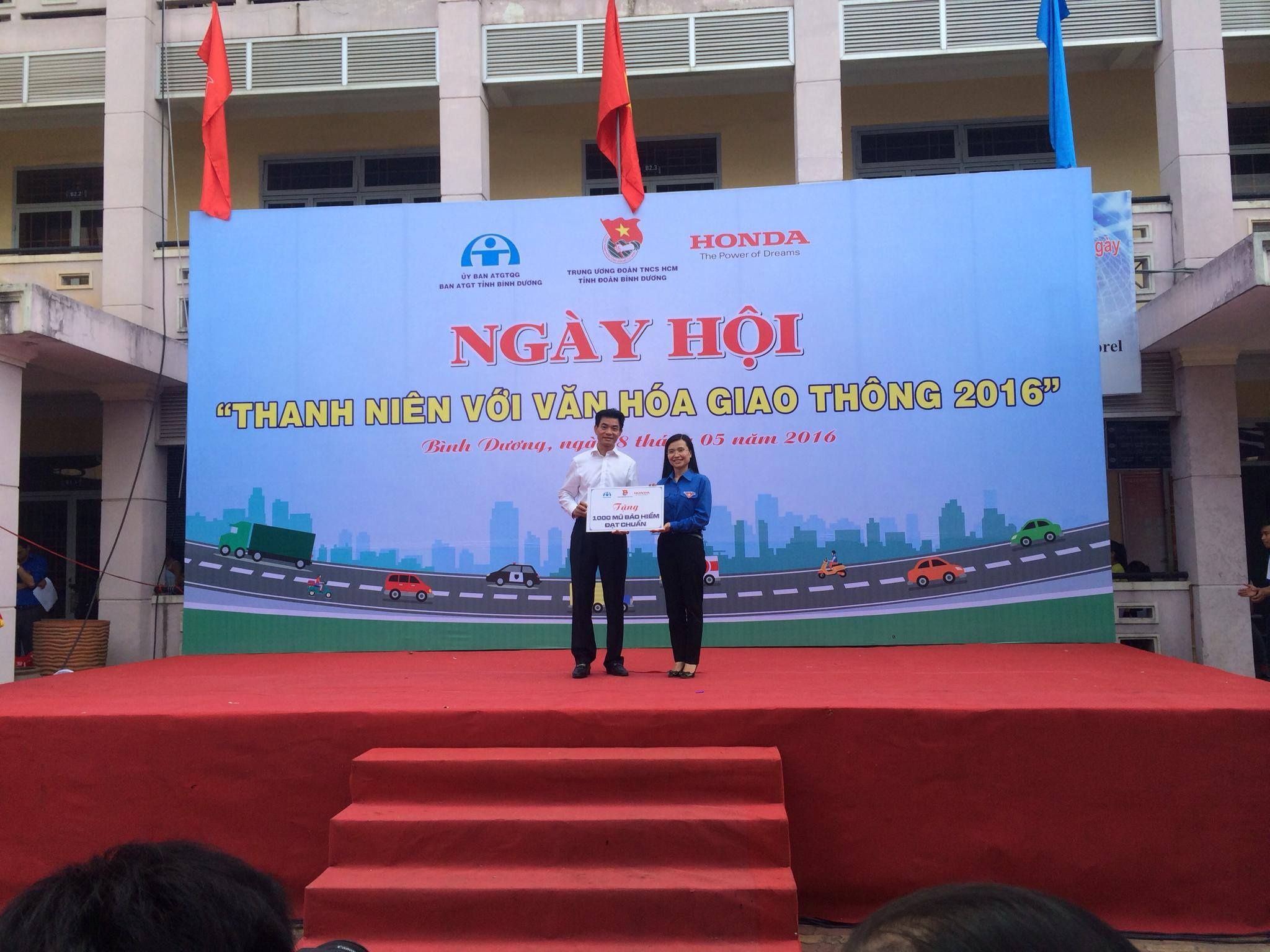 Honda VN tặng 2.000 mũ bảo hiểm cho thanh niên ảnh 1 Honda VN tang 2.000 mu bao hiem cho thanh nien anh 1