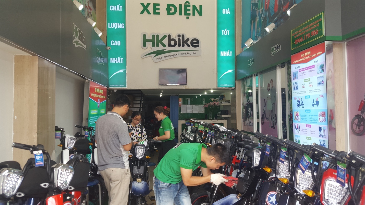 mua xe dien HKbike lam qua tang con cuoi nam hoc anh 2