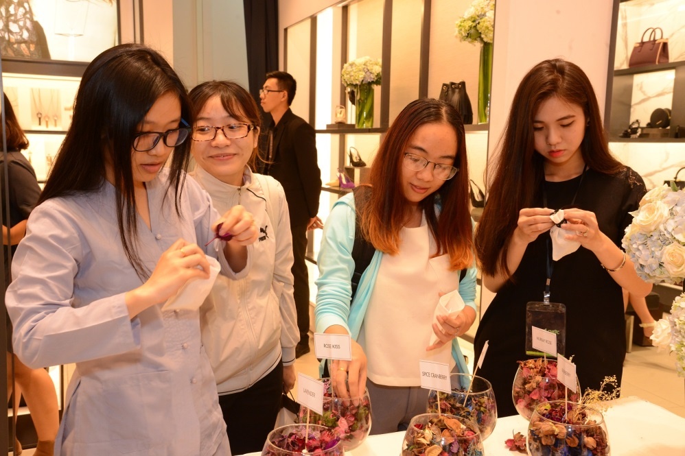 Yến Nhi đọ dáng Hoàng Oanh ảnh 10 Yen Nhi do dang Hoang Oanh anh 10