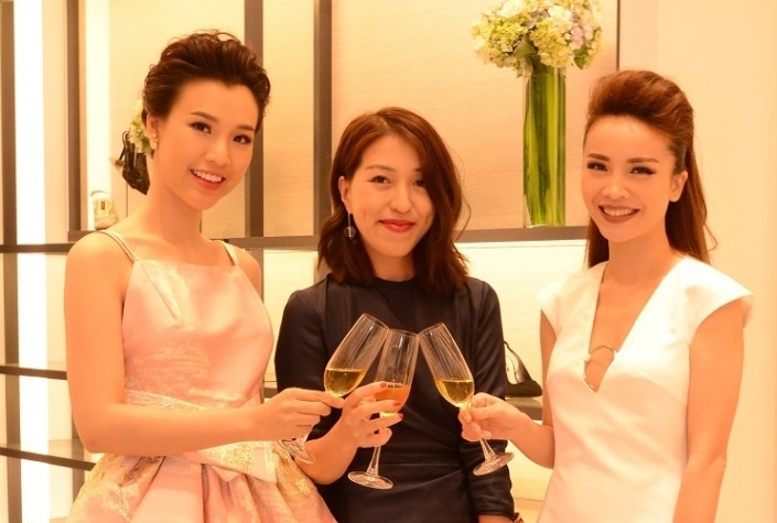 Yen Trang ca tinh do dang voi A hau Hoang Oanh hinh anh