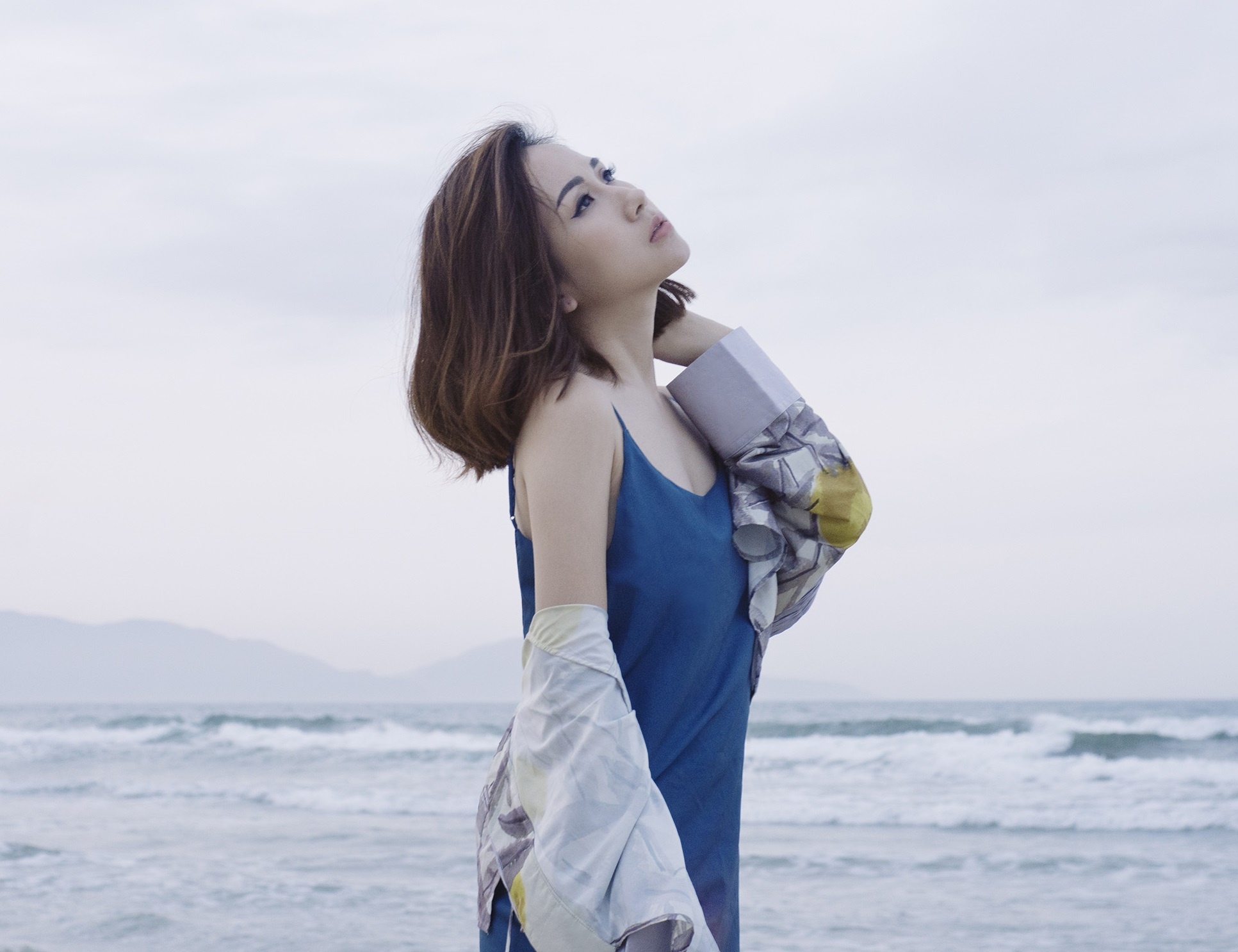 Fashionista Tram Nguyen goi y cach ung dung xu huong don sac hinh anh