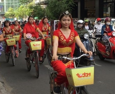 Dan vu cong dien trang phuc An Do hoat nao duong pho Sai Gon hinh anh