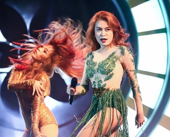 Hoang Thuy Linh khuay dong san khau voi vu dieu goi cam hinh anh