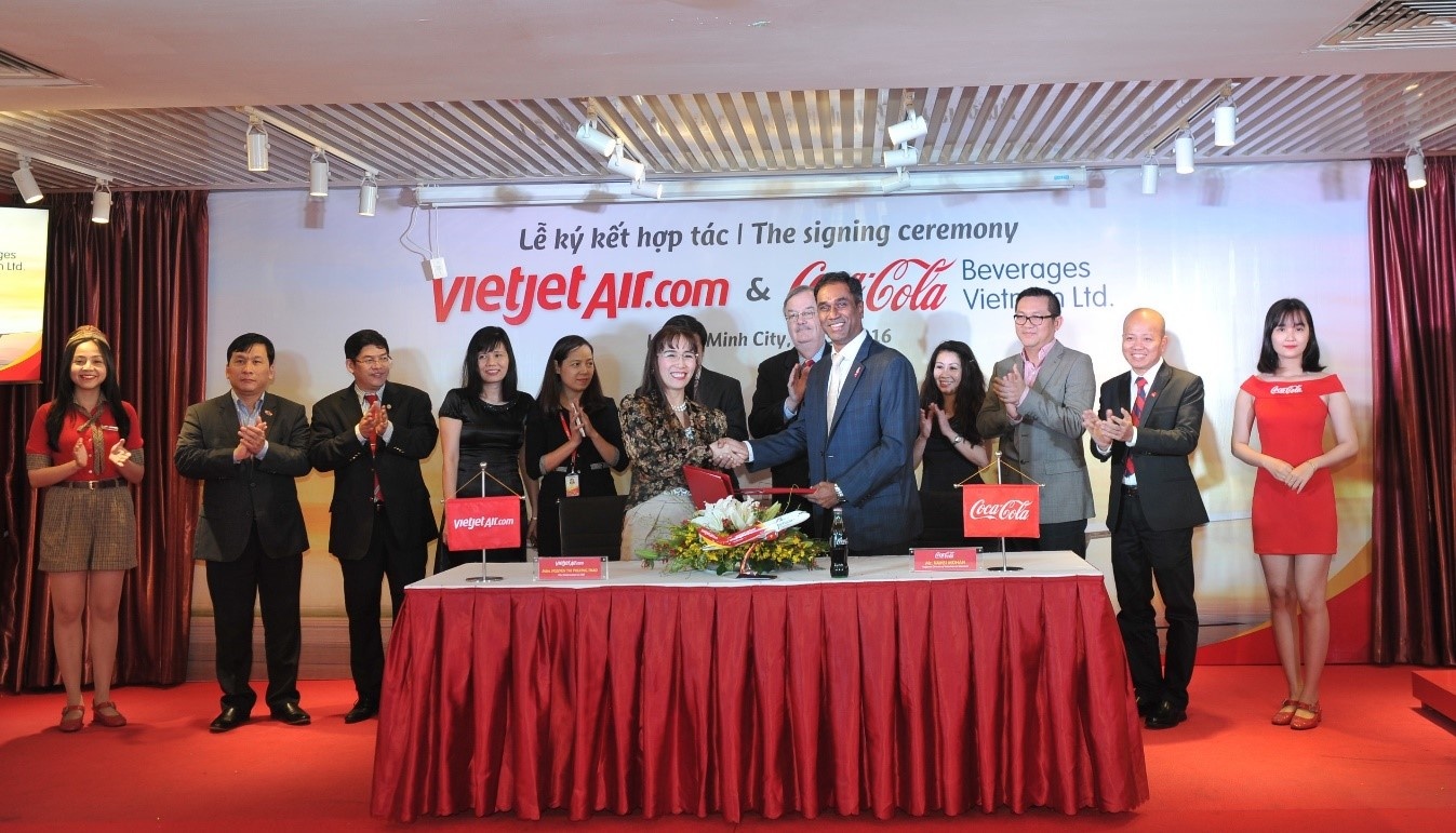 Sau Boeing, Vietjet 'gan ket' voi Coca-Cola hinh anh