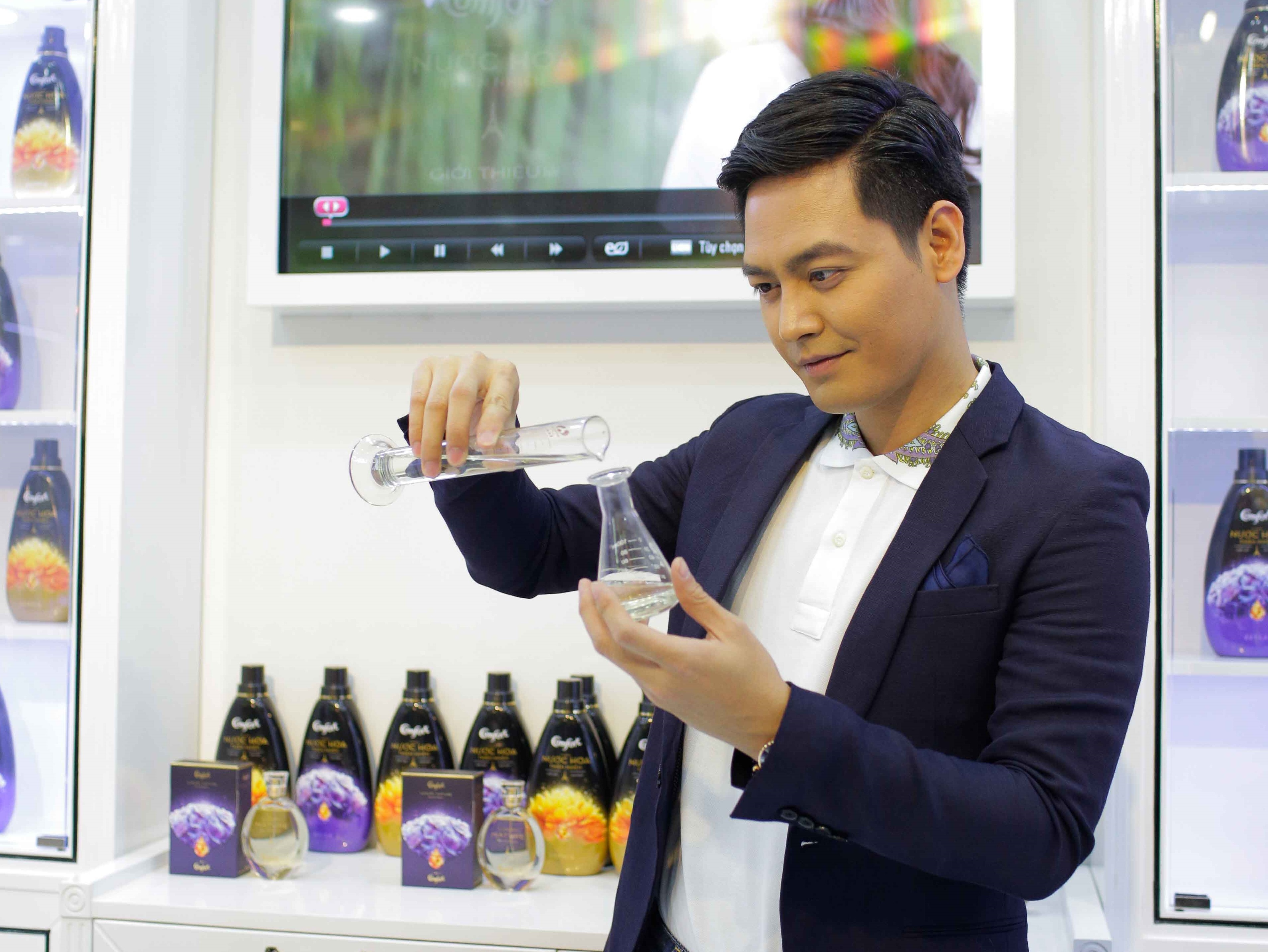 Comfort ra mat san pham xa vai Nuoc Hoa Thien Nhien moi hinh anh
