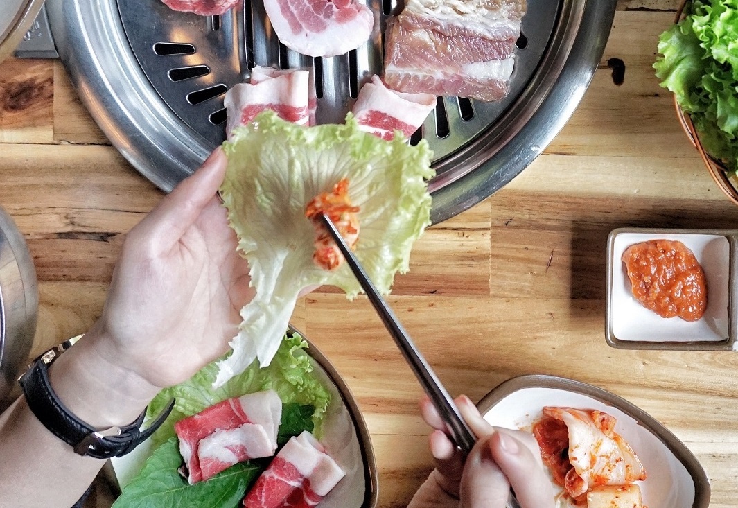 Doi vi voi mon nuong Han Quoc doc dao tai GoGi House hinh anh