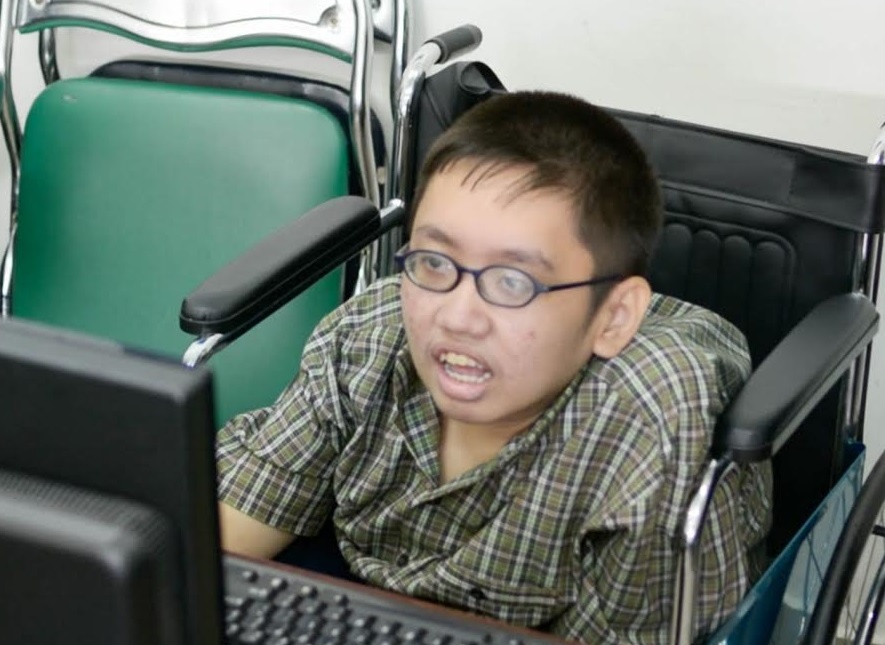 Chang trai khuyet tat gianh hoc bong toan phan 4 nam dai hoc hinh anh