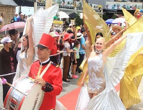 Trai nghiem van hoa the gioi da dang tai Ba Na Hills hinh anh
