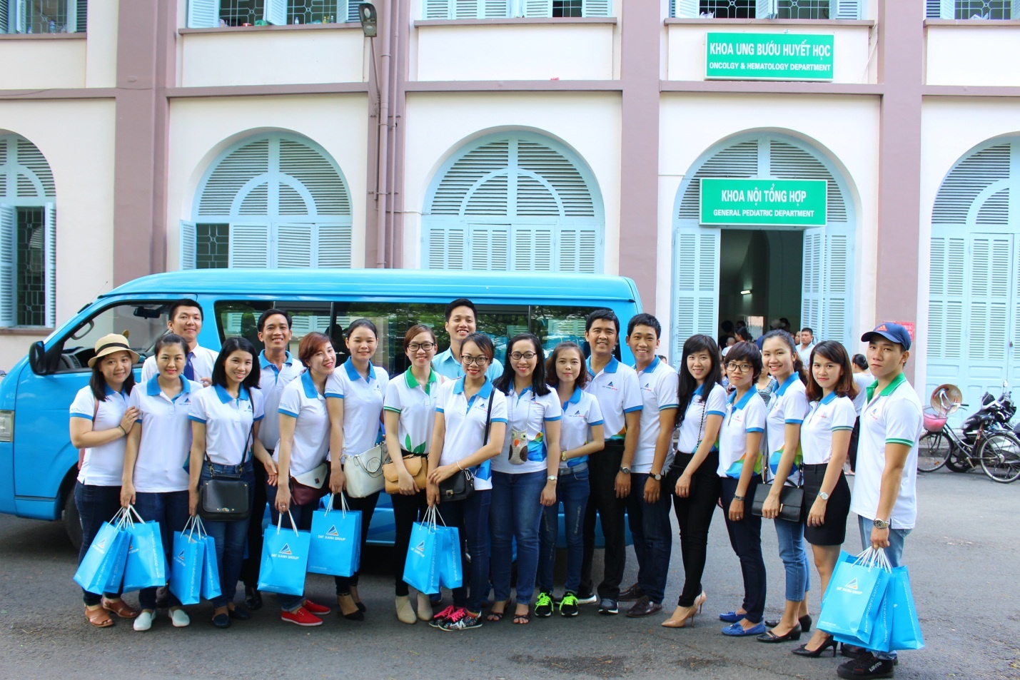 Tap doan Dat Xanh tang qua benh nhi ung thu anh 1