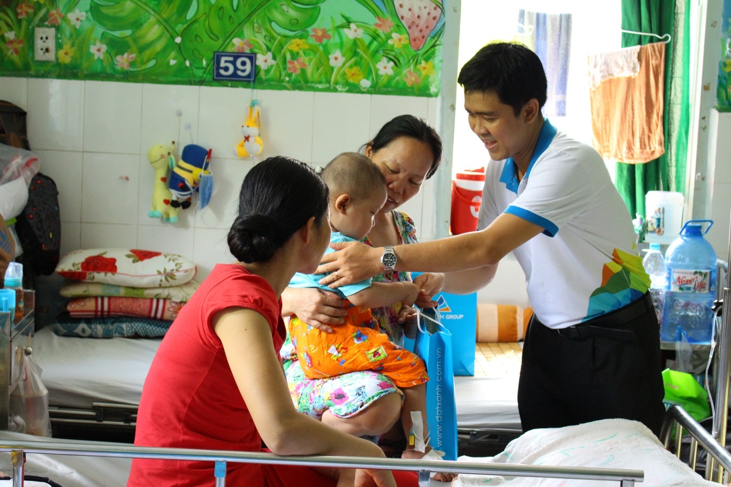 Tap doan Dat Xanh tang qua benh nhi ung thu anh 2