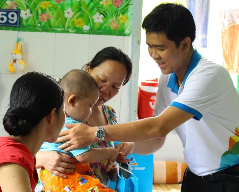 Tap doan Dat Xanh tang qua cho benh nhi ung thu dip 1/6 hinh anh