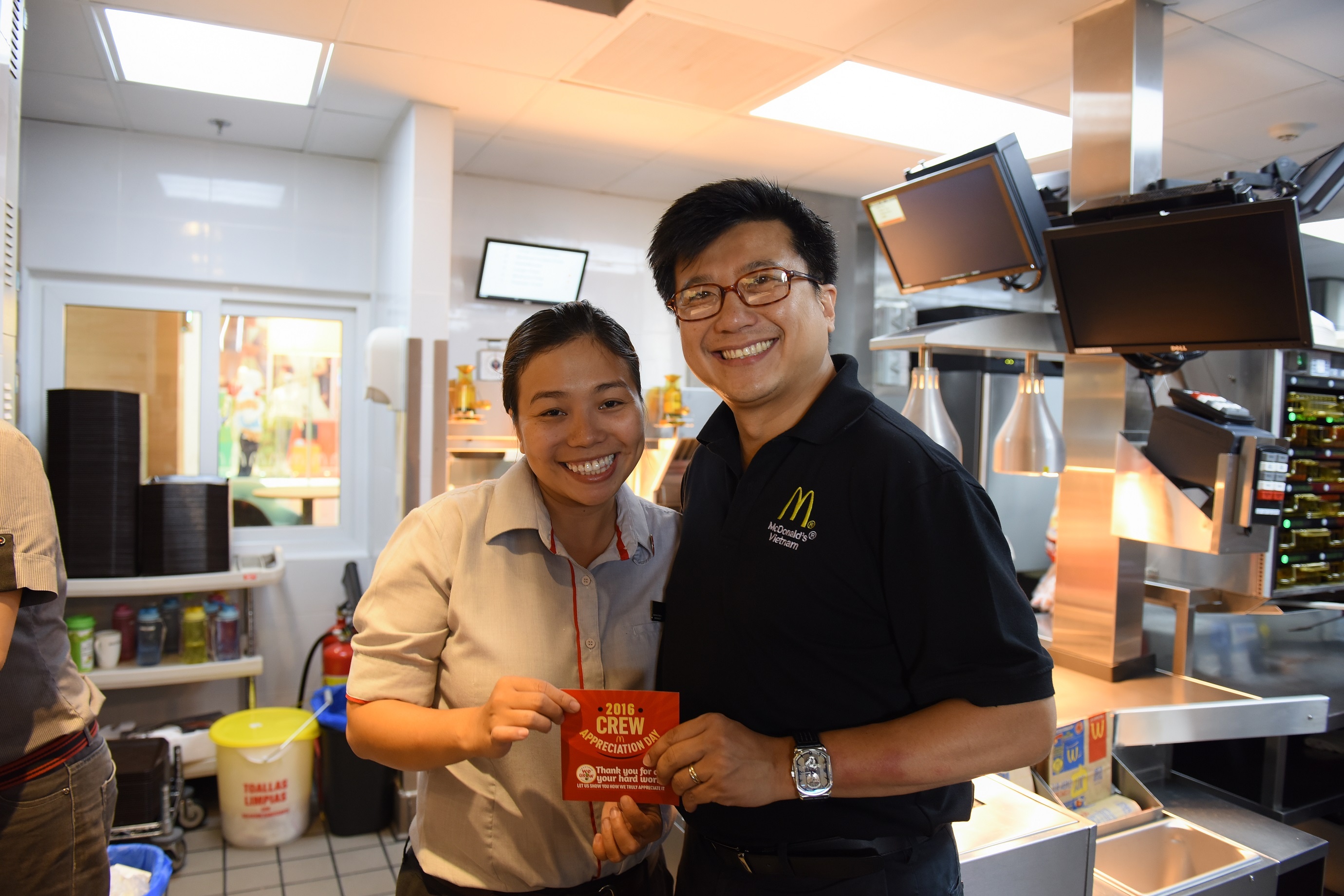 McDonald's Viet Nam tri an nhan vien bang hinh thuc la hinh anh