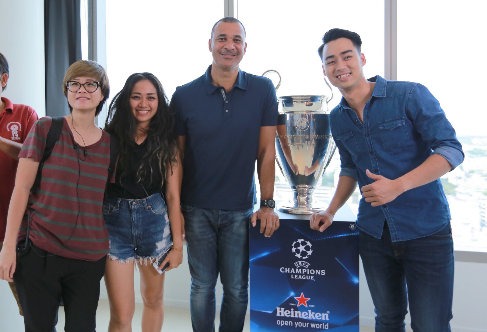 Co hoi den Milan va Ibiza xem UEFA Champions League hinh anh