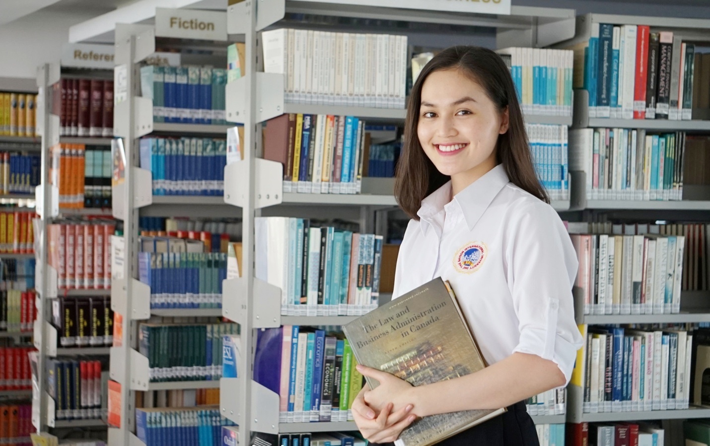 Khoi dong chuong trinh tang sach 'SIU Bookies 2016' hinh anh