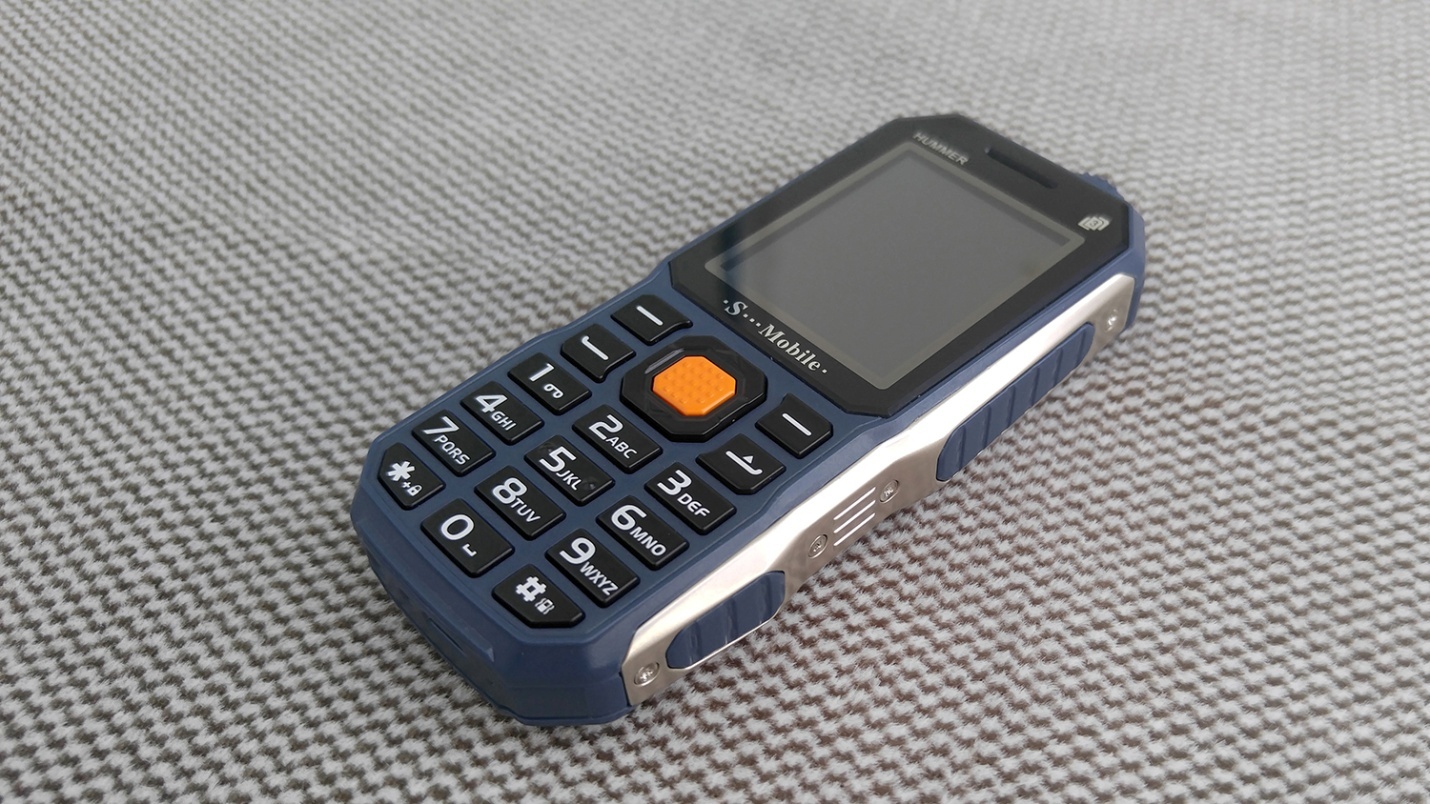 S-mobile Hummer: Dien thoai 3 SIM, pin cho 30 ngay hinh anh