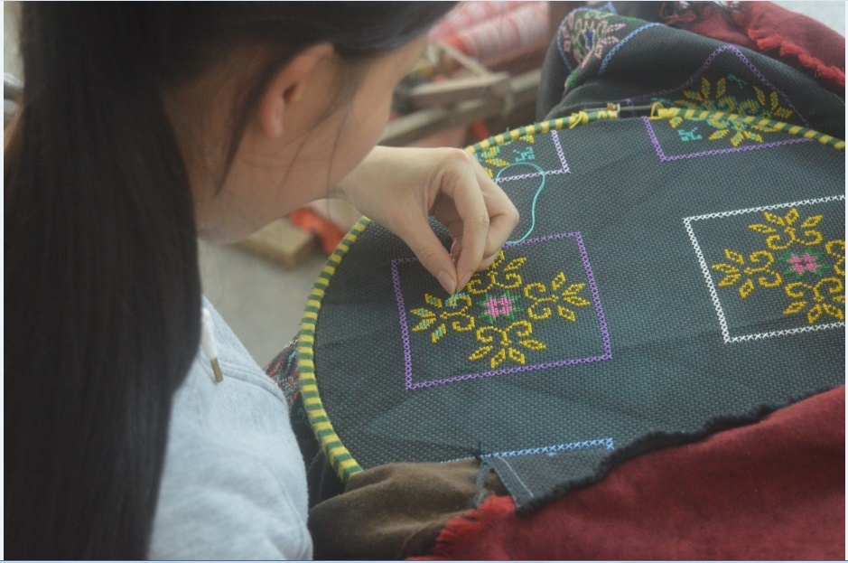 Trung tam mua sam Robins ho tro doi song nguoi dan vung cao hinh anh