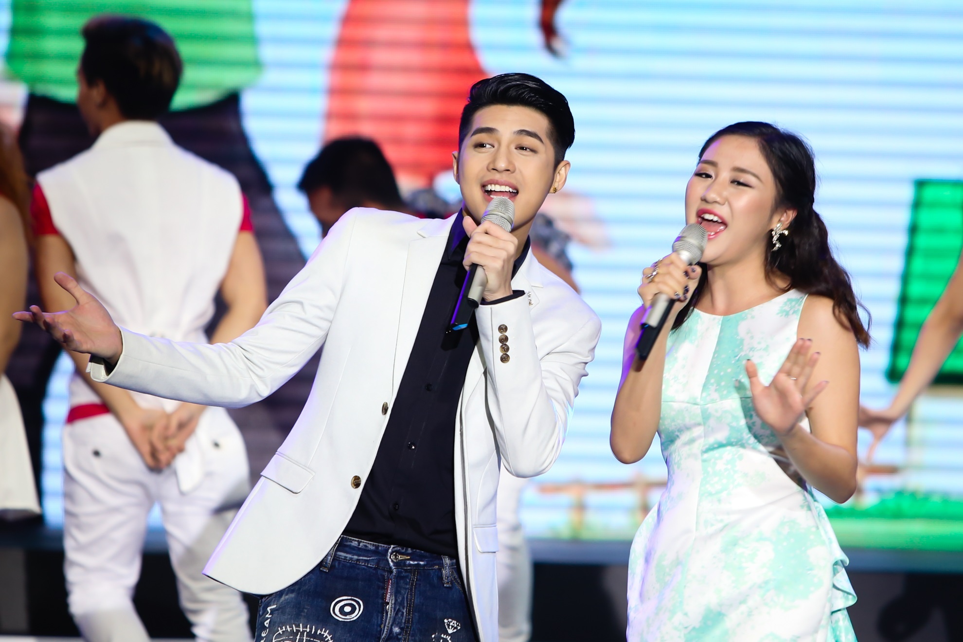 Noo Phuoc Thinh song ca voi Van Mai Huong anh 4