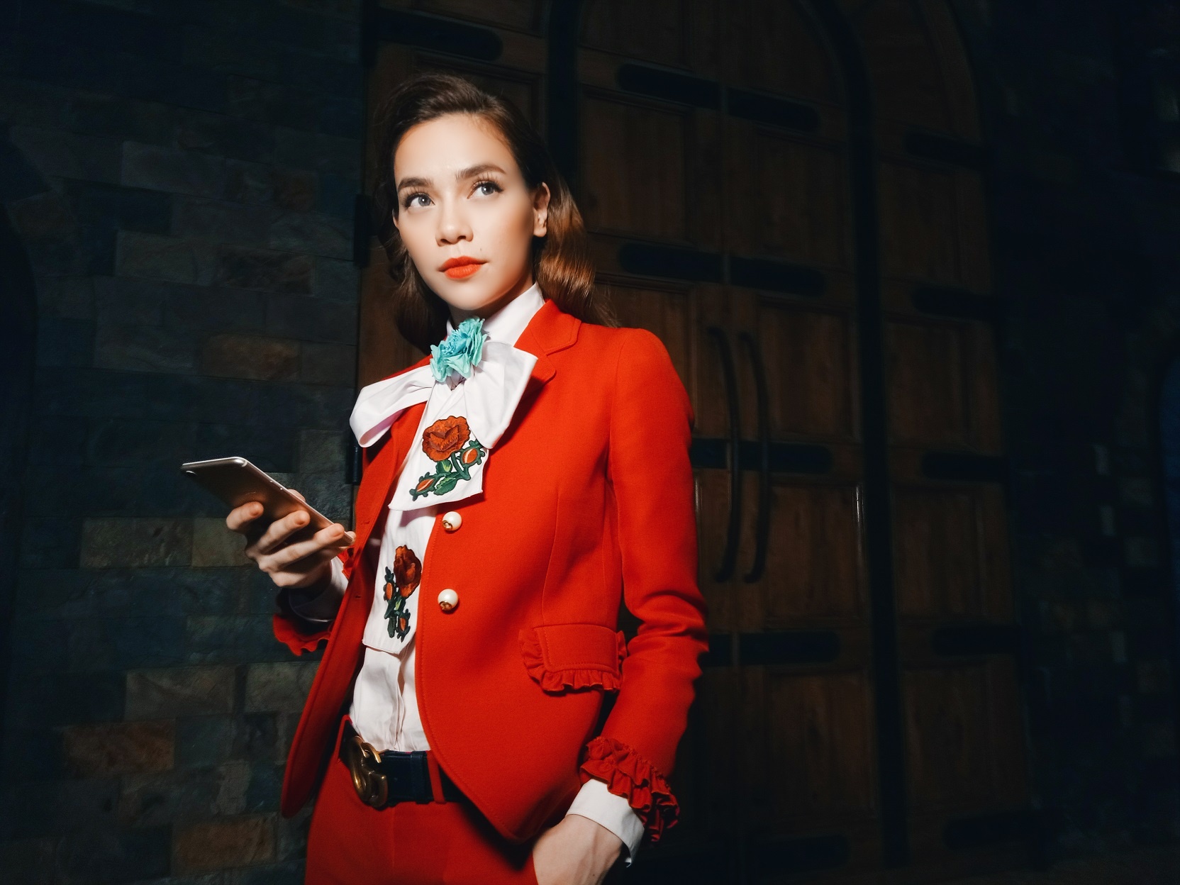 Ha Ho dien vest do ‘quyen luc’ trong hau truong The Face hinh anh