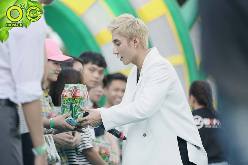 Son Tung M-TP tang qua cho sinh vien DH Bach khoa Ha Noi hinh anh