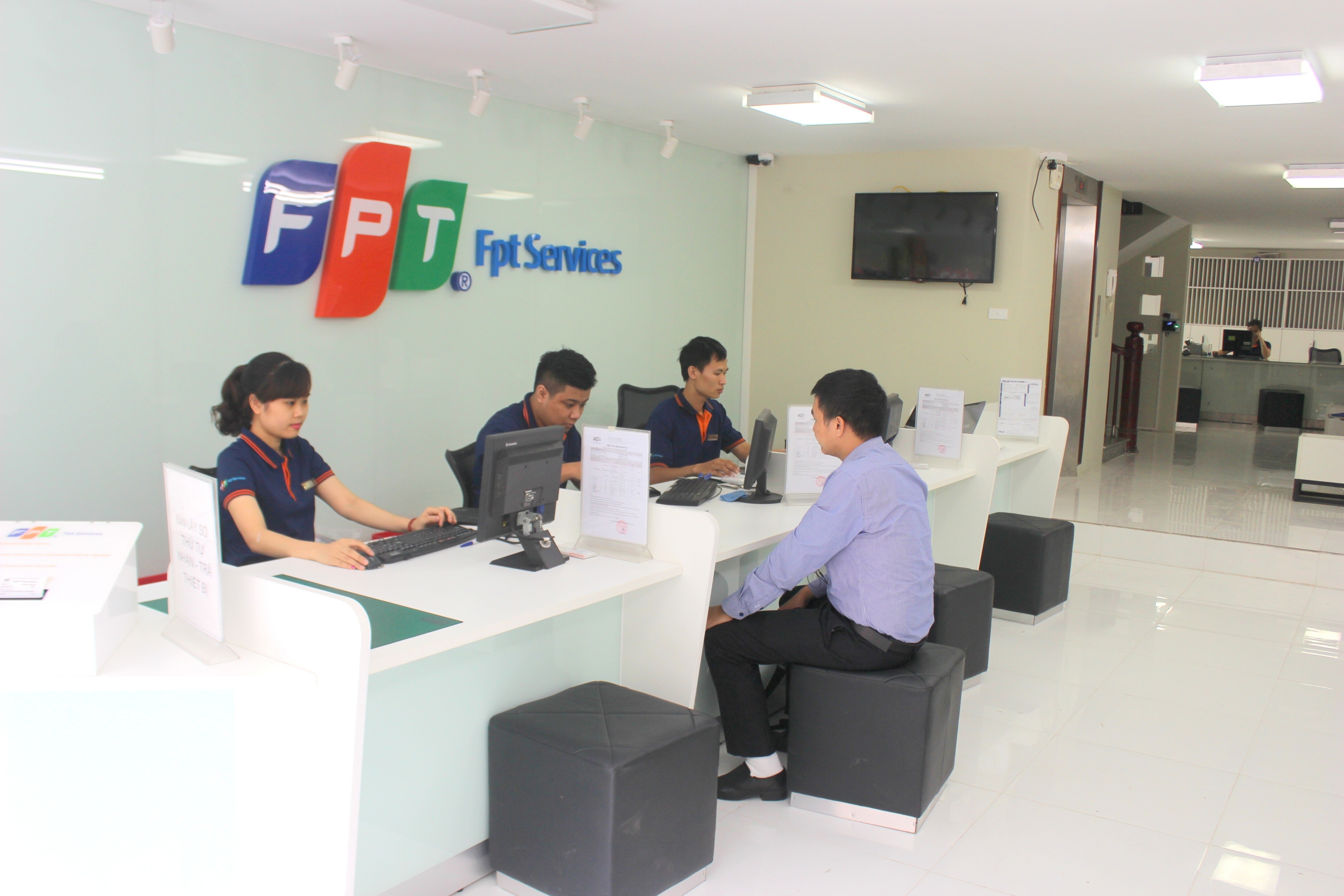 Tang dien thoai cho khach bao hanh may tinh hinh anh