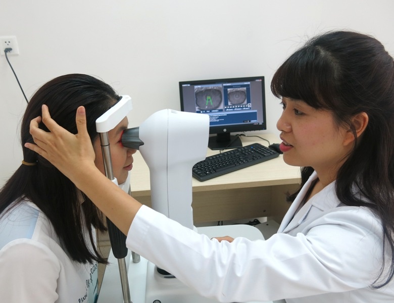 Ortho K dieu chinh can loan thi khong phau thuat hinh anh