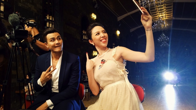 Toc Tien nhi nhanh selfie trong hau truong The Face hinh anh