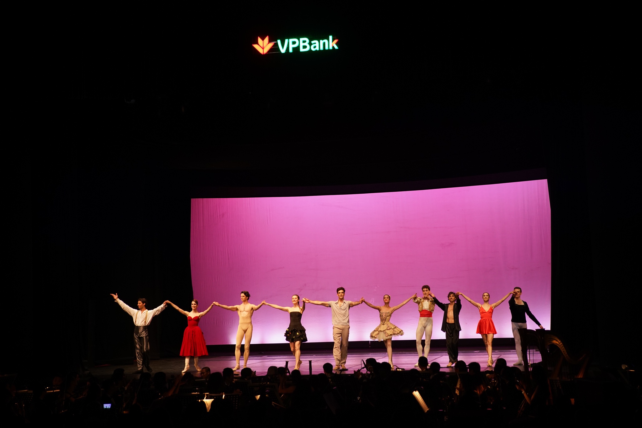 dem nghe thuat Paris Ballet anh 5