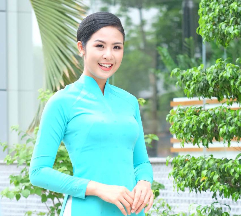 Ngoc Han lam tiep vien hang khong anh 1