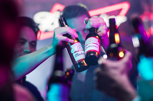 Budweiser ra mat nhan dien thuong hieu moi hinh anh