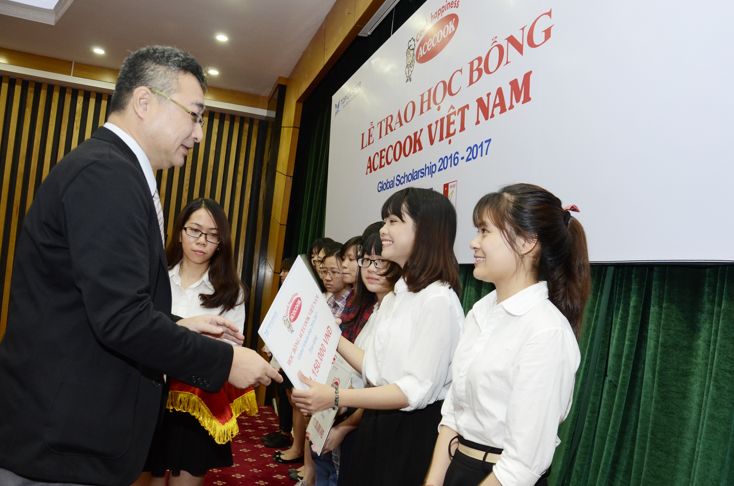 Sinh vien Viet nhan 60 suat hoc bong tu cong ty Nhat Ban hinh anh