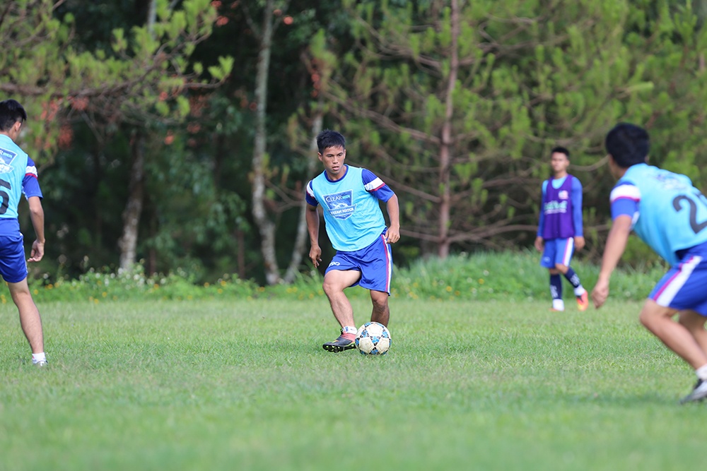 Ronny Johnsen va Dwight Yorke thi dau voi fan Viet anh 1