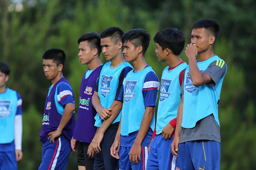 Ronny Johnsen va Dwight Yorke thi dau voi fan Viet anh 2