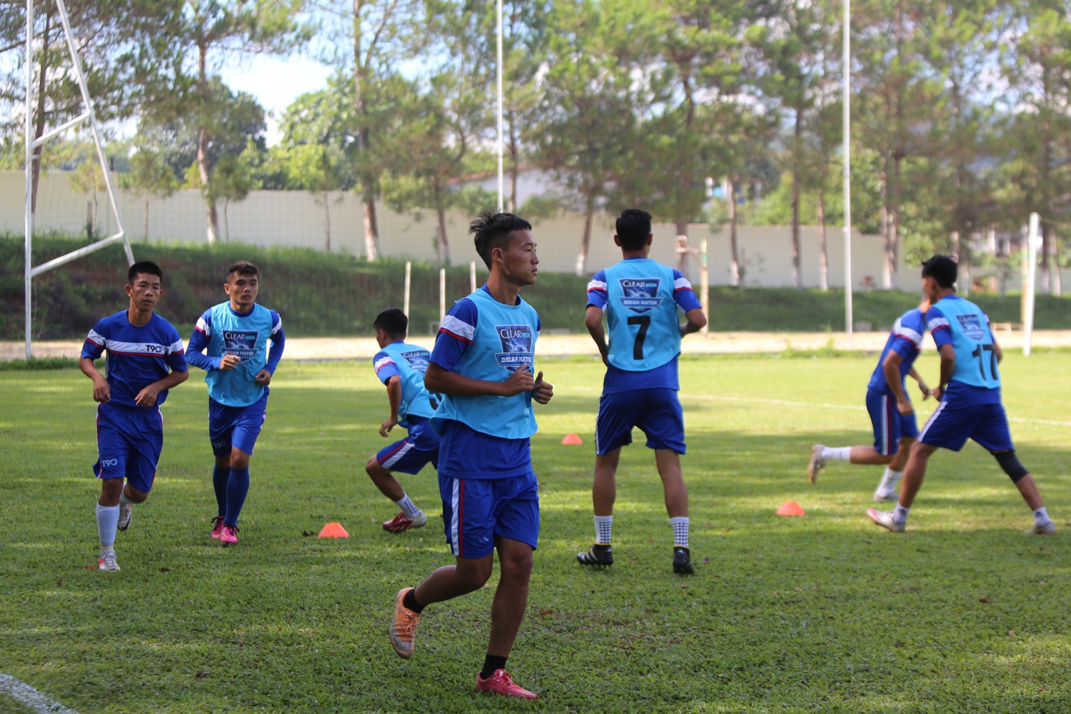 Ronny Johnsen va Dwight Yorke thi dau voi fan Viet anh 3