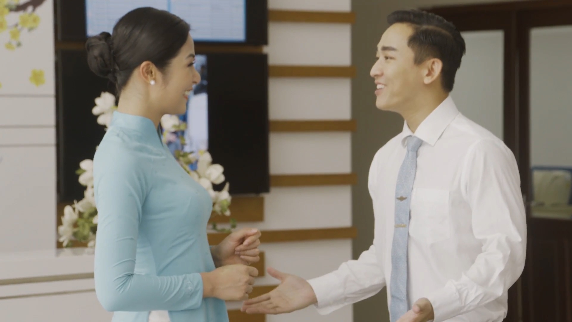 ngoc han hua vi van lam tiep vien hang khong anh 1